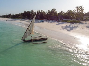 Dhow Catamaran yelkenlisi Zanzibar 'daki Paje köyünün Beyaz Kum Sahili yakınlarında.