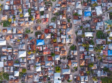 Paje köyü, Zanzibar, Tanzanya, Afrika 'daki Kentsel Yoksulluk Evleri' nin hava manzarası