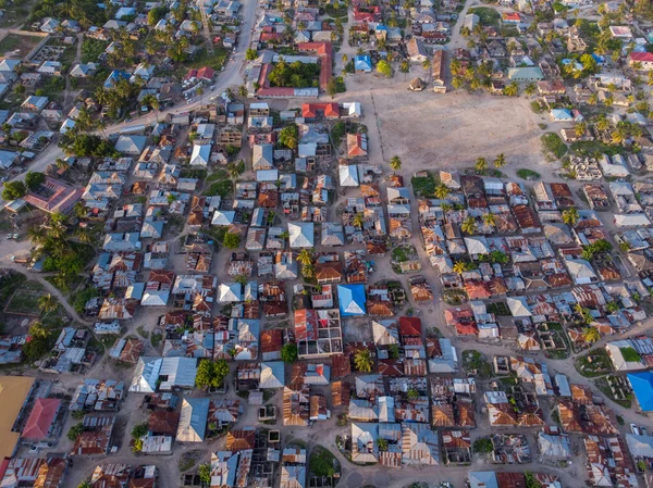 Letecký pohled na město Chudé domy favelas v obci Paje, Zanzibar, Tanzanie, Afrika — Stock fotografie