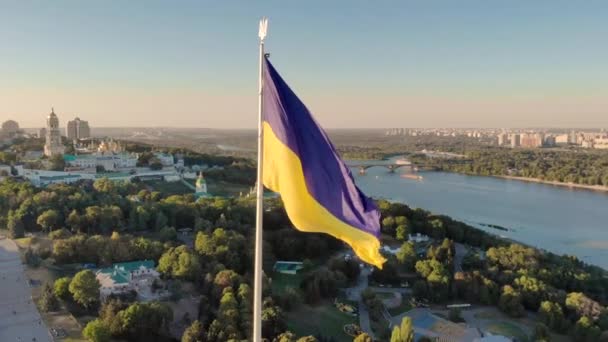 Aerial Drone Flyby Shot in Kyiv - Biggest National flag of Ukraine. Vista aérea. Spivoche Pole, Kiev — Vídeos de Stock