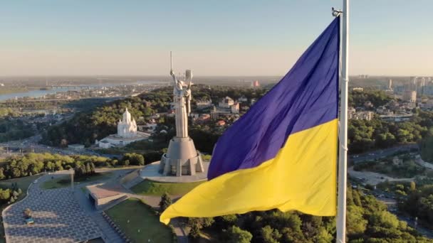 Aerial Drone Flyby Strzał w Kijowie - Największa flaga narodowa Ukrainy. Widok z lotu ptaka. Spivoche Pole, Kijów — Wideo stockowe