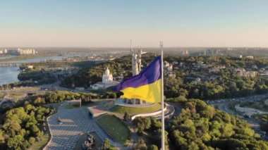 Ukrayna 'nın en büyük ulusal bayrağı Kyiv' de Uçan Uçak Atışı. Hava görüntüsü. Spivoche Pole, Kiev