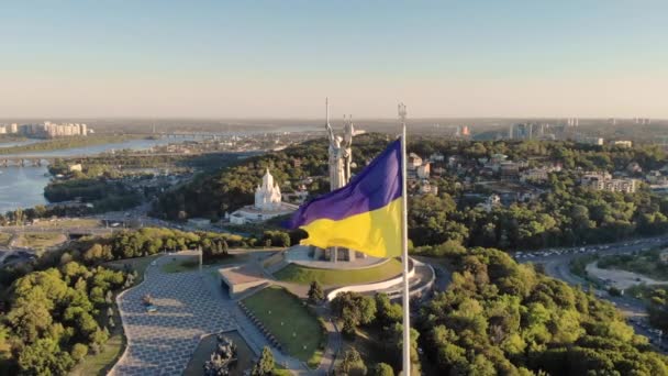 Aerial Drone Flyby Shot in Kyiv - Biggest National flag of Ukraine. Vista aérea. Spivoche Pole, Kiev — Vídeos de Stock