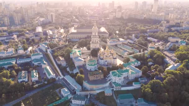 Aerial Drone Shot en Kiev, Ucrania. Kiev Pechersk Lavra o el Monasterio de las Cuevas de Kiev. — Vídeo de stock
