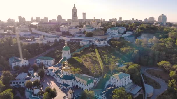 Drone aérien tiré à Kiev, Ukraine. Kiev Pechersk Lavra ou le monastère des grottes de Kiev. — Video