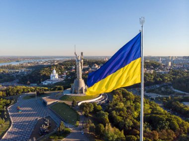 Ukrayna 'nın en büyük ulusal bayrağı Kyiv' de Uçan Uçak Atışı. Hava görüntüsü. Spivoche Pole, Kiev