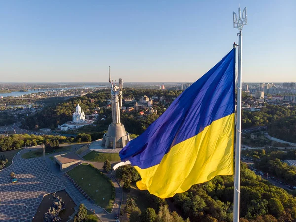 Ukrayna 'nın en büyük ulusal bayrağı Kyiv' de Uçan Uçak Atışı. Hava görüntüsü. Spivoche Pole, Kiev