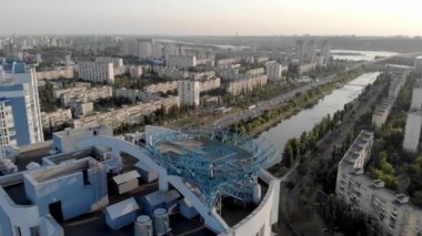 Yetişkin insanlardan oluşan bir grup High Building 'in çatısında yoga yapıyor. Dışarıdaki yoga sınıflarının arka görüntüsü. Birçok insan yoga egzersizleri yapar. Meditasyon ve sağlık yaşam tarzı konsepti