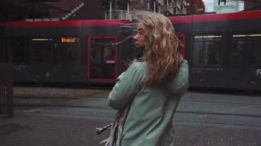 Hollanda 'nın başkenti Lahey' deki Sarışın Kız. Sokak Görüntüleri, Tram Şehir Taşımacılığı