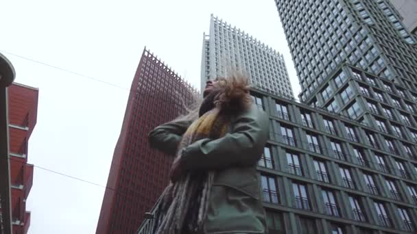 Jovem menina turística loira em Haia Downtown, Holanda em tempo nublado — Vídeo de Stock