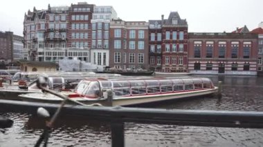 Amsterdam, Hollanda Mart 2020: Gimbal Şehir Merkezi 'nde çekildi, kanal, tekne ve binaların manzarası