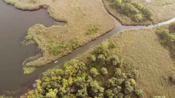 Aerial Shot on Motor Fisherman Boat Flota por las llanuras de inundación en el río Dnieper a principios de otoño — Vídeos de Stock