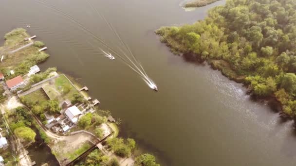 Aerial Shot on Motor Fisherman Boat Flota por las llanuras de inundación en el río Dnieper a principios de otoño — Vídeo de stock
