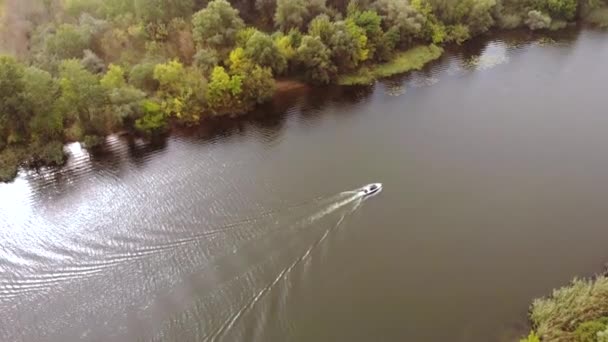 Colpo aereo su Motor Fisherman Boat galleggia da pianure alluvionali nel fiume Dnieper all'inizio dell'autunno — Video Stock