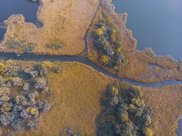 Tiro aéreo das planícies de inundação de outono enevoadas do rio Dnieper com ilhas de Reed no rio — Fotografia de Stock