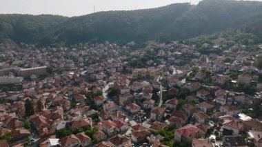 Kruşevo, Kuzey Makedonya. Makedonya 'nın Illinden Anıtı yakınlarındaki Dağları' ndaki Kruşevo kentindeki hava aracı görüntüsü. Yüksek kalite 4k görüntü