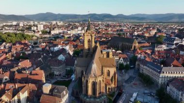St. Martins Kilisesi 'nin insansız hava aracı çekimi - Eglise Saint-Martin, Colmar' daki kilise, Haut-Rhin, Alsace, Fransa. Yüksek Kalite Resim