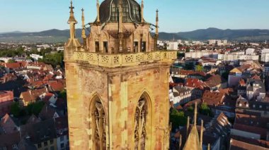 St. Martins Kilisesi 'nin insansız hava aracı çekimi - Eglise Saint-Martin, Colmar' daki kilise, Haut-Rhin, Alsace, Fransa. Yüksek Kalite Resim