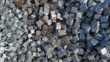 Küçük metal küpler ya da hurda parçalar. Çelik Billetler, Demir Küpler Çelik Fabrikası. Saarland 'da çelik fabrikası. Havadan. Yüksek kalite 4k görüntü