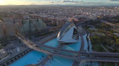 Kraliçe Sofya Sanat Sarayı, İspanya 'nın Valencia kentindeki Ciudad de las Artes y las Ciencias çevresinde günbatımında havadan hiperlapa. Yüksek kalite 4k görüntü