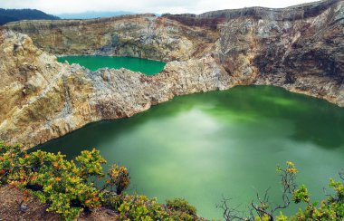 Flores Adası, Endonezya inanılmaz renkli göller. 