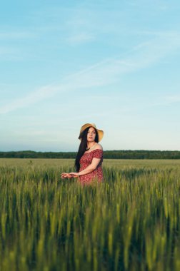 Alanında gün batımında güzel genç kadın