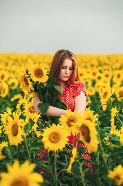 Belle fille dans un immense champ jaune de tournesols . — Photo