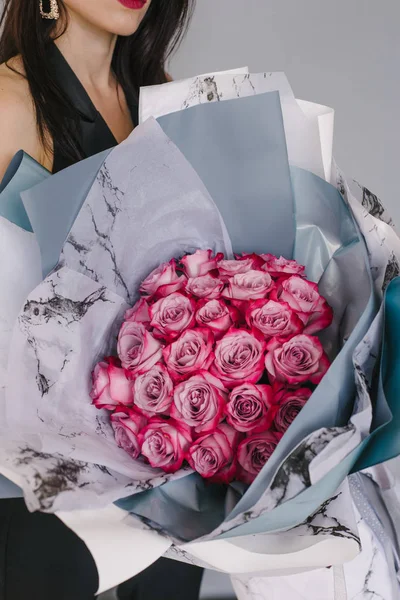 Très belle fleuriste femme tenant une belle fleur colorée — Photo