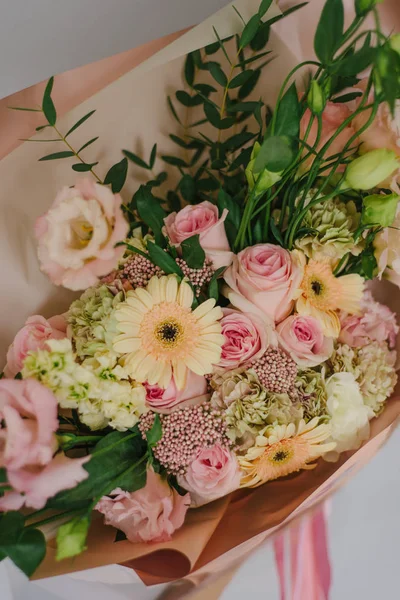 Très belle fleuriste femme tenant une belle fleur colorée — Photo