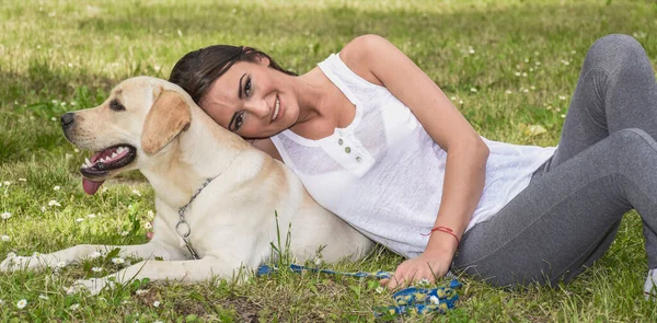 Das Mädchen Liegt Mit Ihrem Hund Gras Nahaufnahme — Stockfoto
