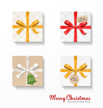 Kare hediye kutuları seti. Altın, kırmızı, gümüş renk yay düğüm, kurdeleler, kraft top ve ağaç asmak Etiketler. Kar tanesi desen kağıt. Neşeli Noel metin. Mutlu yeni yıl paketi. Vektör çizim. 3D üstten görünüm
