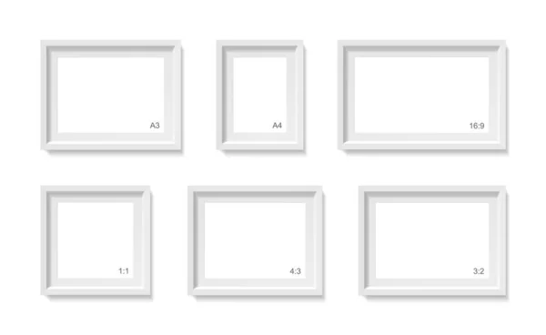 Cuadros vacíos maqueta. Plantilla contenedor de fotos. Ilustración 3d aislada en pared blanca. Espacio en blanco para póster de papel. Conjunto de objetos vectores — Archivo Imágenes Vectoriales