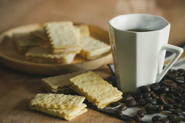Crackers Placed Wooden Plates Coffee Cup Roasted Coffee Beans Brown — Stock Photo, Image