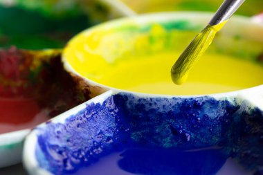 Sarı renk ve beyaz zemin üzerine paleti fırça daldırma. Arka plan, sanatsal hakkında makaleler için uygundur..