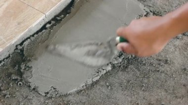 İşçiler yer karoları binanın içinde hazırlamak için sıvalı. İnşaat için ilgili içerik.