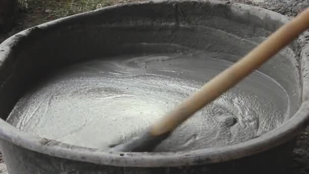 Los Trabajadores Mezclan Cemento Lavabo Plástico Negro Contenido Relacionado Con — Vídeos de Stock