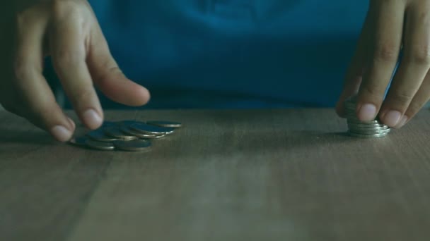 Žena Sobě Modrou Košili Jsou Stohování Mince Hnědý Dřevěný Stůl — Stock video