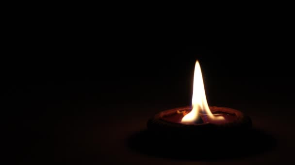 가운데 도자기 컨테이너에 촛불은가 치앙마이 신성한 — 비디오