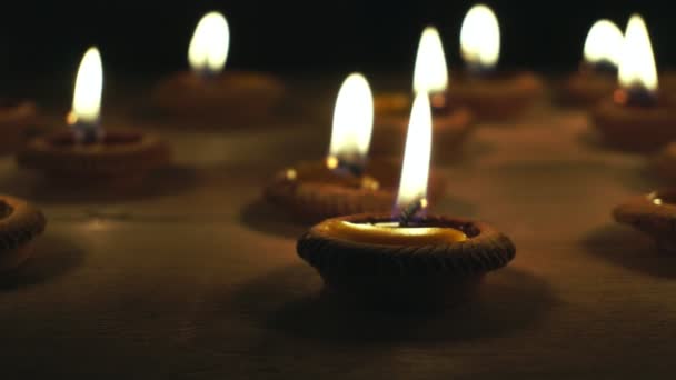 Viele Kerzen Kleinen Tongefäßen Brennen Und Leuchten Der Dunkelheit Chiang — Stockvideo