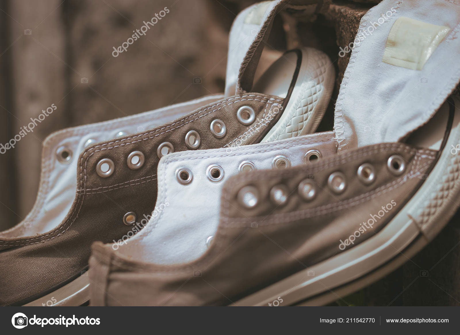 Von Zement Alte Der Ein Stück Heißen Turnschuhe Anziehen QCBotrsxhd