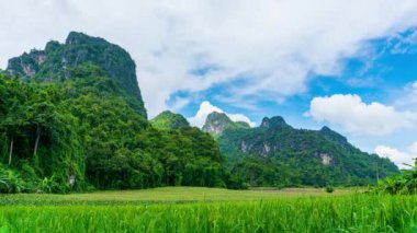 Zaman atlamalı bulutlar kalker Dağları ve pirinç alan taşıma.