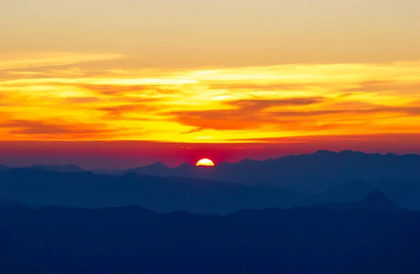 Sol Está Cayendo Entre Montañas Concepto Entrar Oscuridad Por Noche —  Fotos de Stock