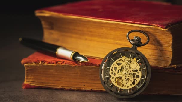 Upływ Czasu Nawijania Zegarek Kieszonkowy Umieszczone Obok Starej Książki Pióra — Wideo stockowe