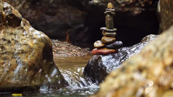 Equilibrio Piedra Cámara Lenta Apilándose Orilla Del Río Luz Solar — Vídeo de stock