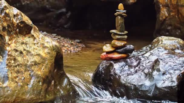 Équilibre de pierre empilant au bord de la rivière et lumière du soleil du matin. Concepts de la religion zen ou pratique de la méditation .