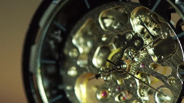 クローズアップ古い懐中時計が回転しています 貴重な時間と休暇なしの概念 — ストック動画