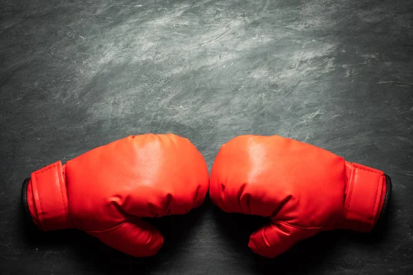 Siyah çimento arka plan üzerinde Boks Eldiven.