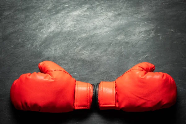 Siyah çimento arka planda Boks Eldivenleri. Mücadele kavramı veya