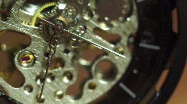 Closeup eski cep saati dönüyor. Değerli zaman kavramı ve hiçbir zaman kapalı.