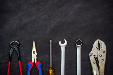 Siyah çimento arka plan üzerinde Craftsman aracı.